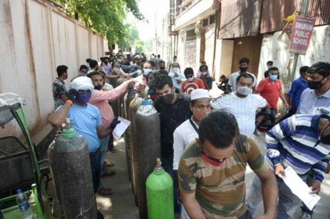 People queueing for oxygen cylinders